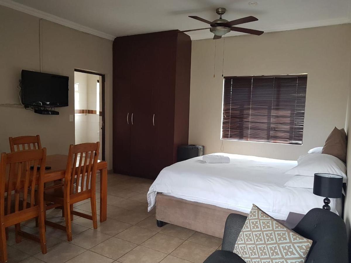 Private Apartments & Biz Stays Pretoria-Noord Esterno foto