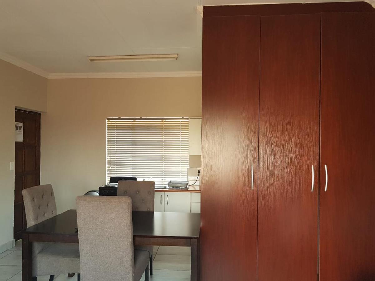 Private Apartments & Biz Stays Pretoria-Noord Esterno foto