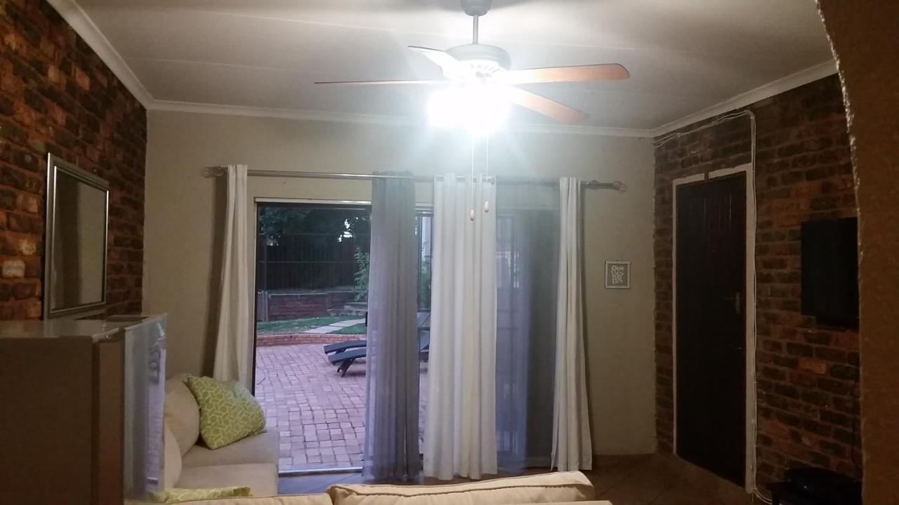 Private Apartments & Biz Stays Pretoria-Noord Esterno foto